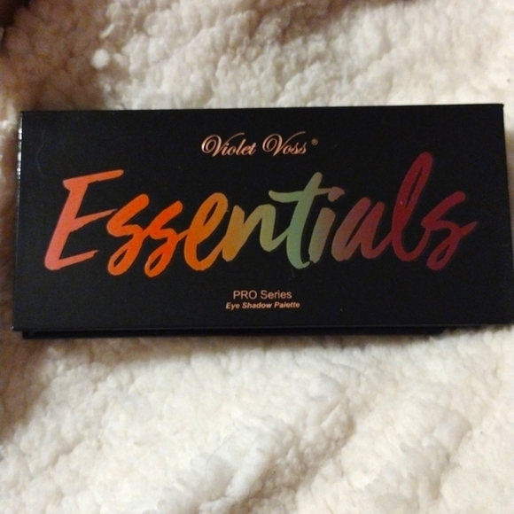 Essentials Eyeshadow Palette - Violet Voss - Picture 1 of 3